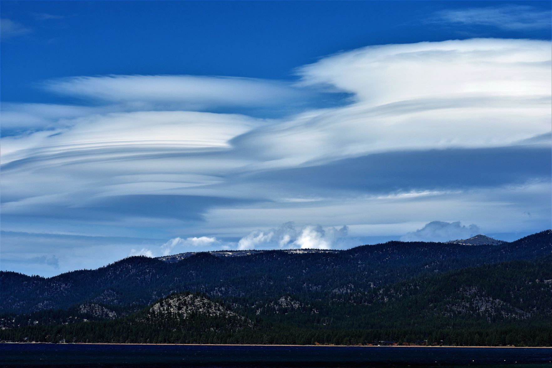 Lenticular Cloud over the Sierra Nevada.jpg